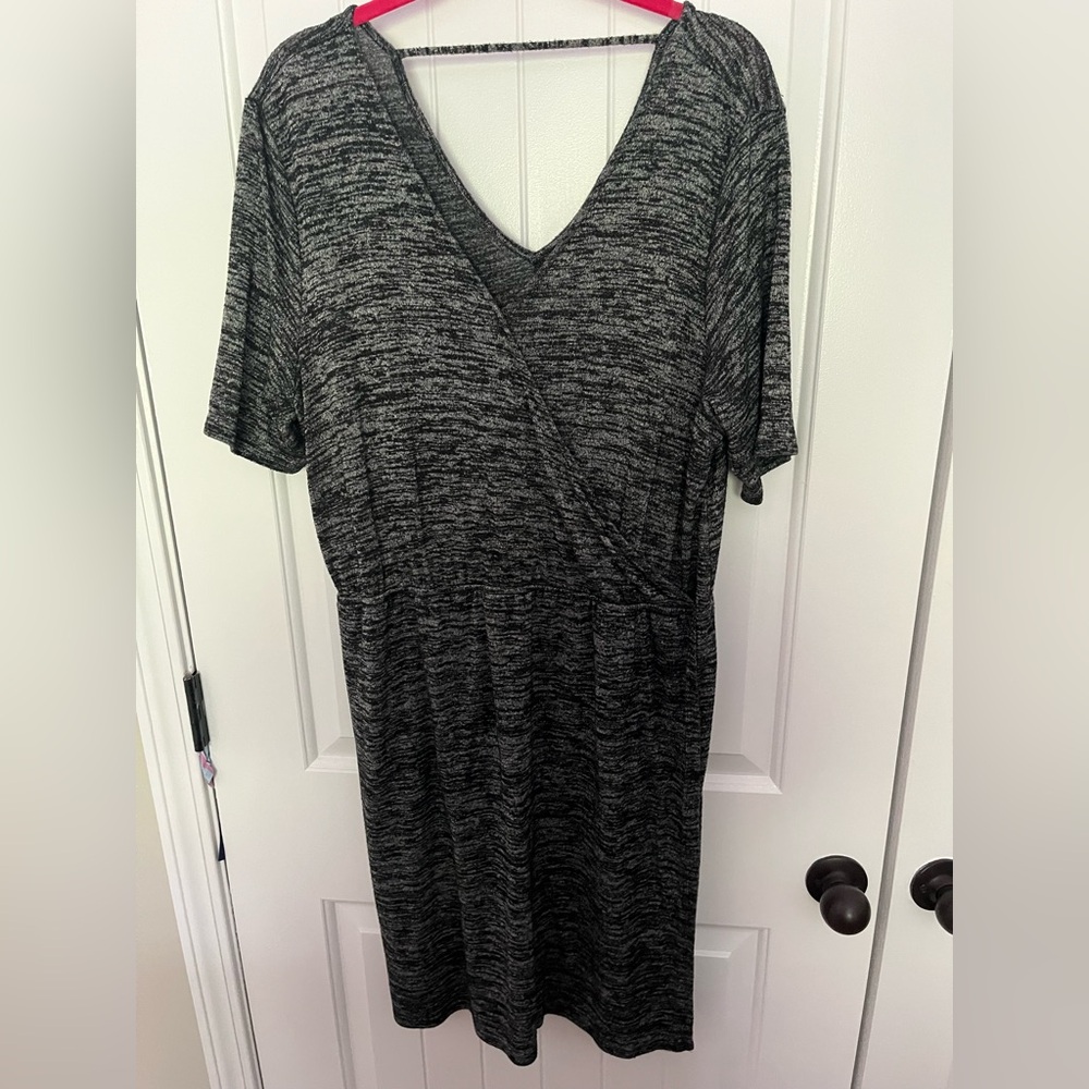 Apt. 9 Gray and Black Sheath Midi Dress V-Neck Short Sleeve